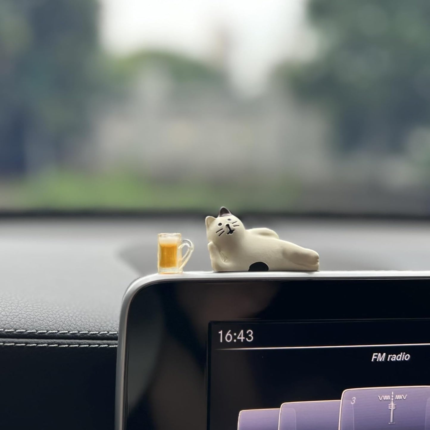 Lazy Cat Dashboard Ornament – Cute Car Interior Decoration with Mini Beer Mug, Resin Figurine for Home, Office, and Desktop Decor